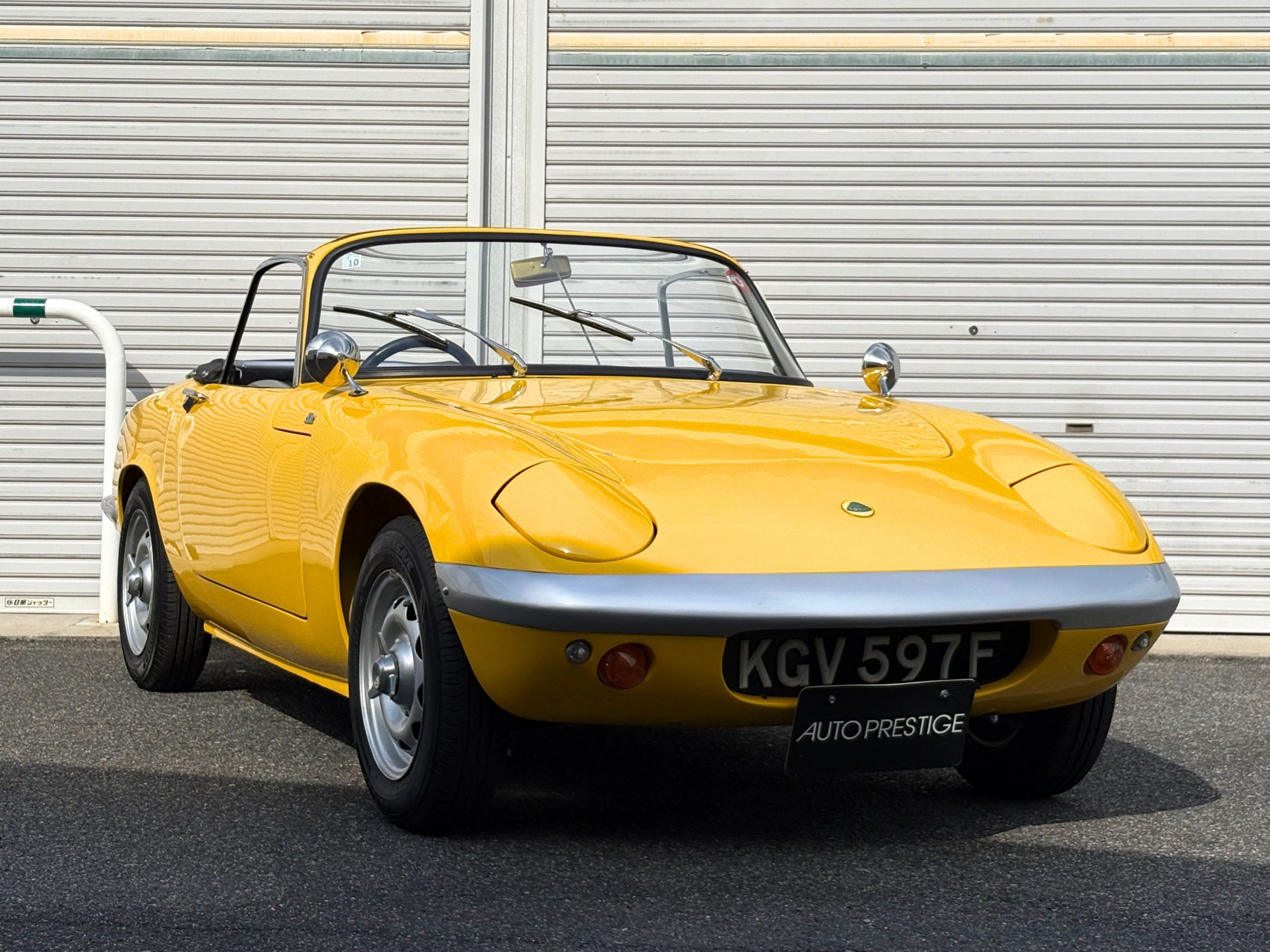 イエローのLOTUS ELAN Type 45 右斜め前