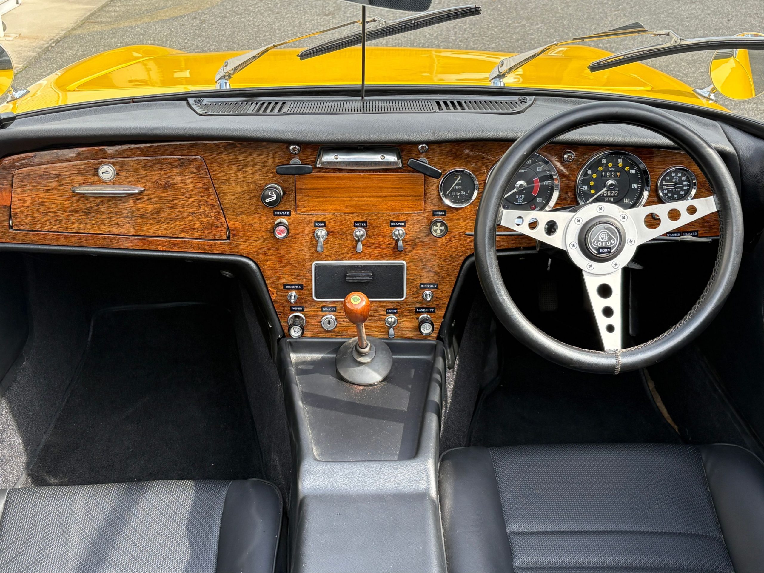 ウッドパネルを備えたLOTUS ELAN Type 45の右ハンドルコックピット