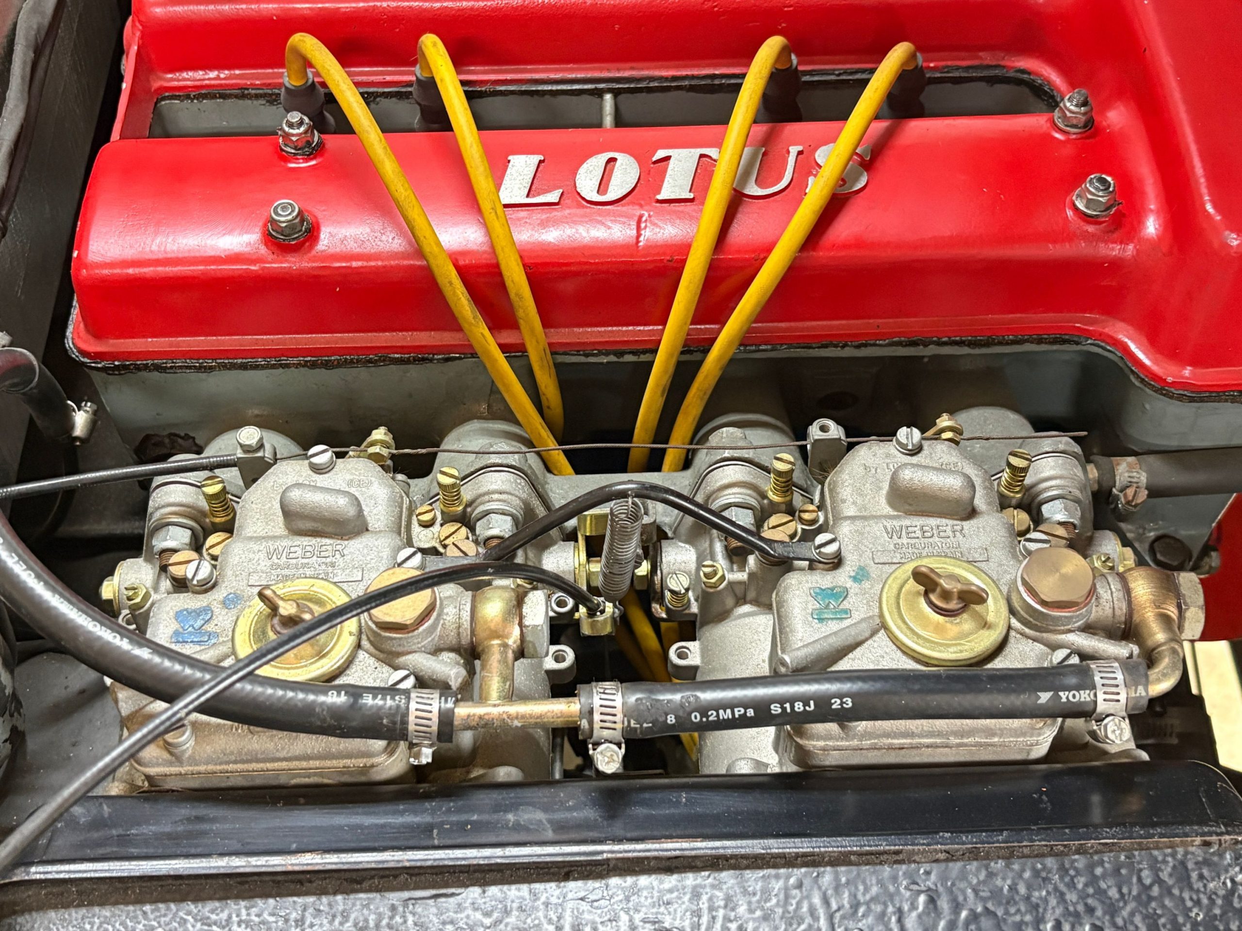 LOTUSのカムカバーとWEBERキャブレター