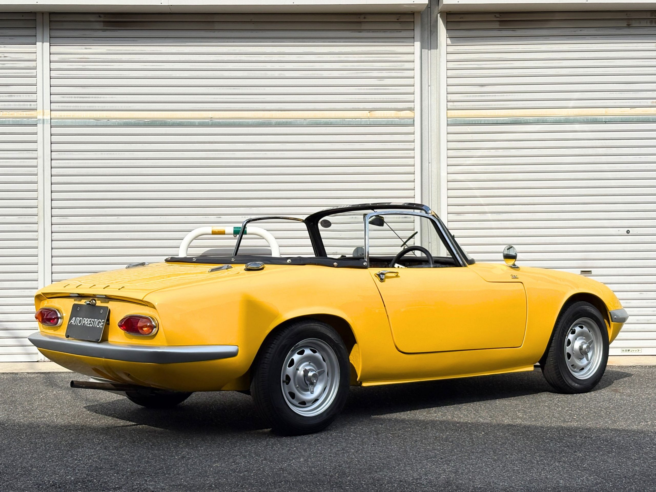 楕円形リアランプを備えたイエローのLOTUS ELAN