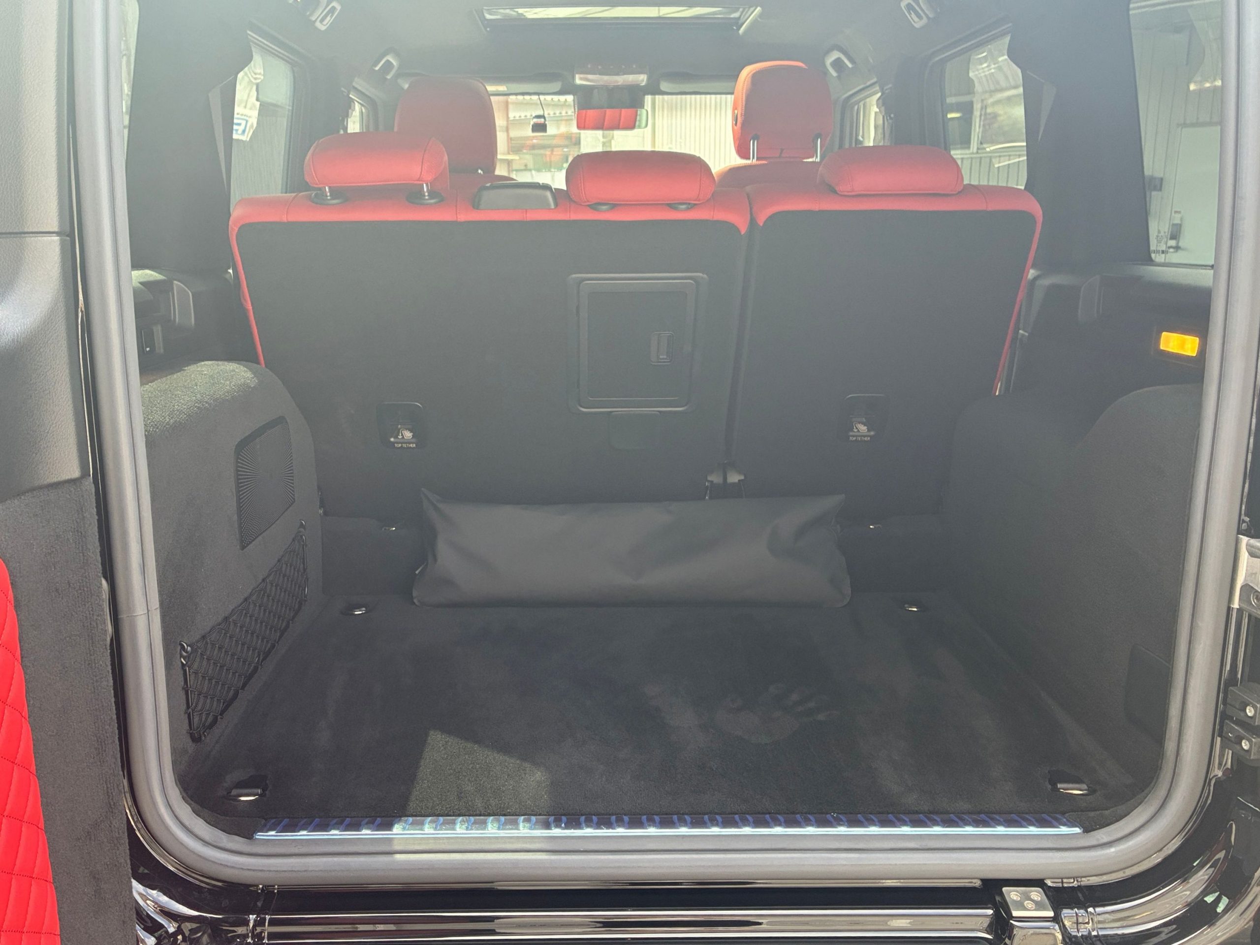 Mercedes-AMG G63の後席を起こした状態の荷室