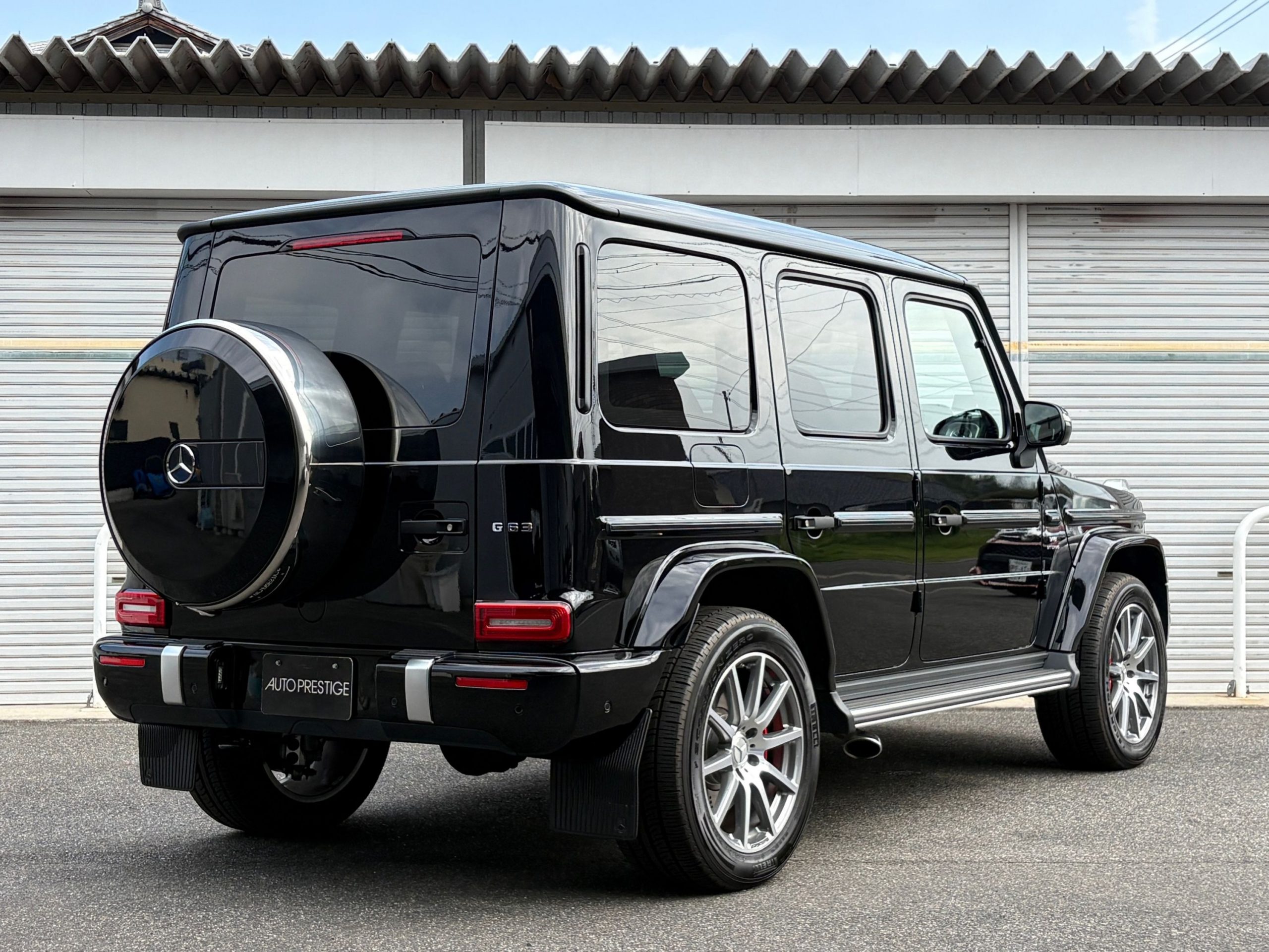 オブシディアンブラックのMercedes-AMG G63 リア斜めからの外観
