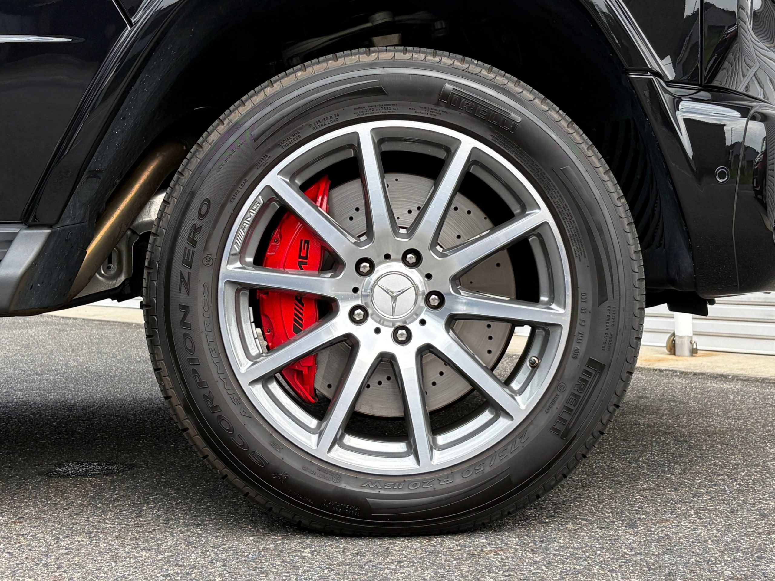 Mercedes-AMG G63の20インチAMGホイールと赤いブレーキキャリパー