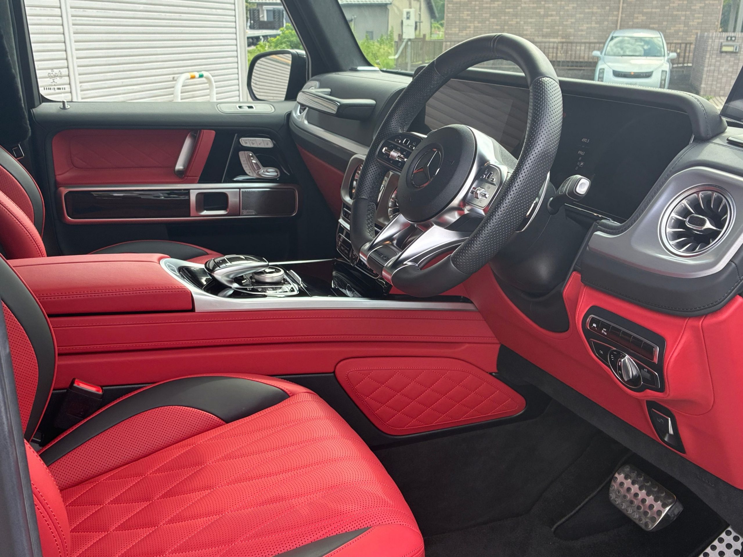 Mercedes-AMG G63の右ハンドル運転席と赤と黒のシート