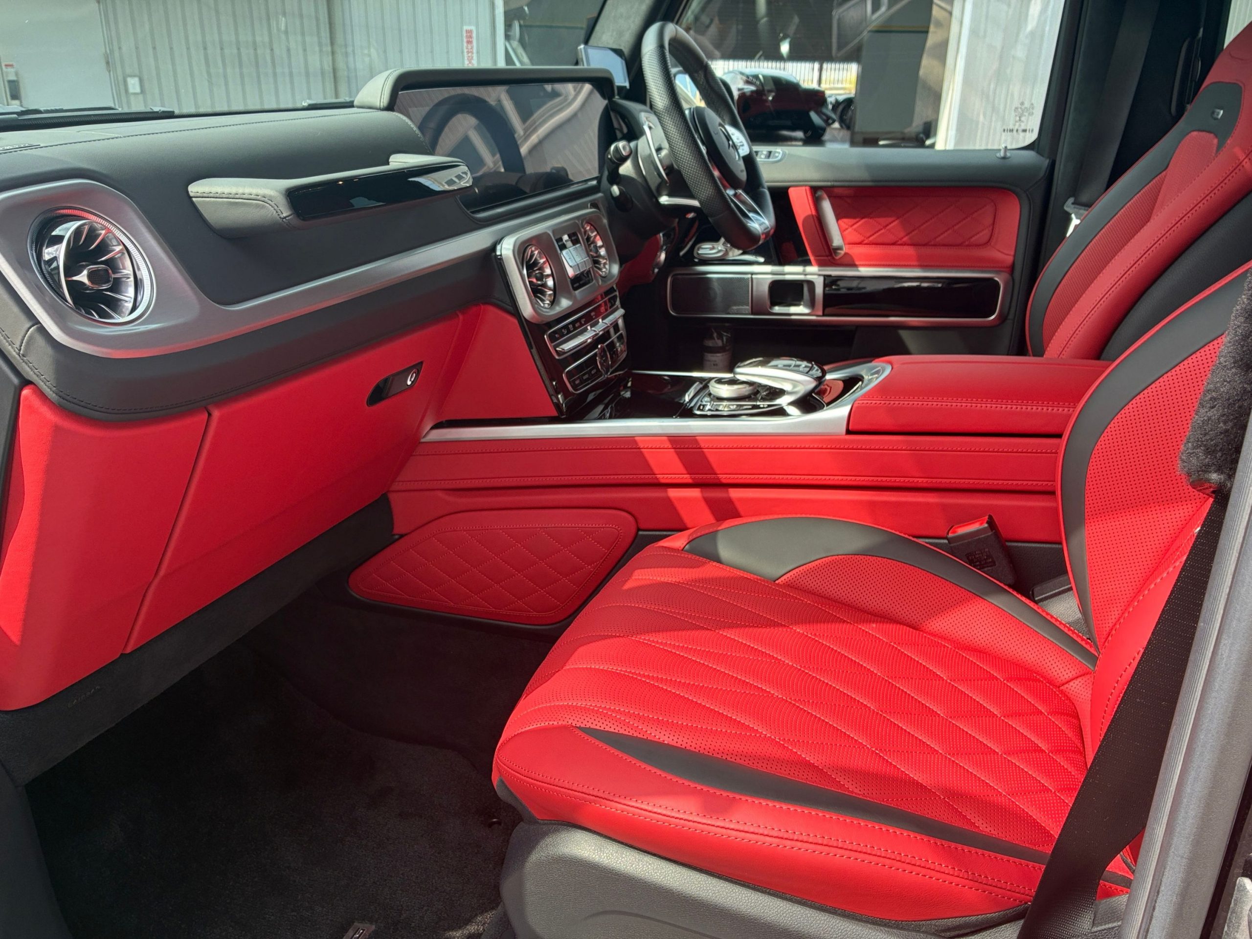 Mercedes-AMG G63の赤と黒のインテリア 助手席側から見たシートとダッシュボード