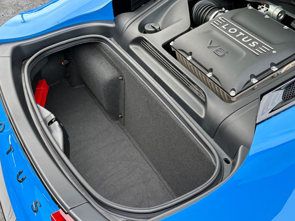 ロータス エミーラのエンジン横にある後部荷室