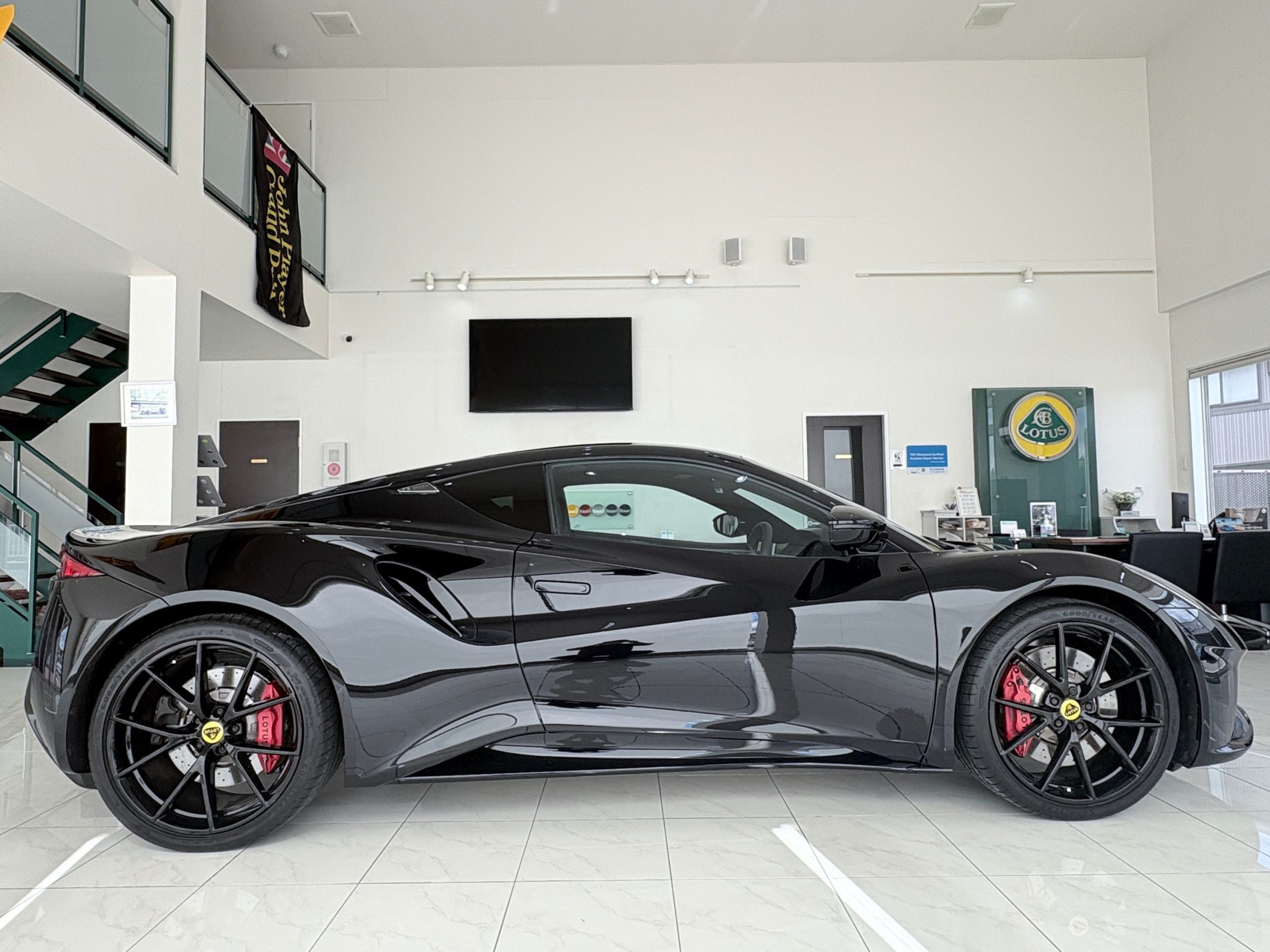 LOTUS EMIRA V6 First Edition コスモスブラックのサイドビュー