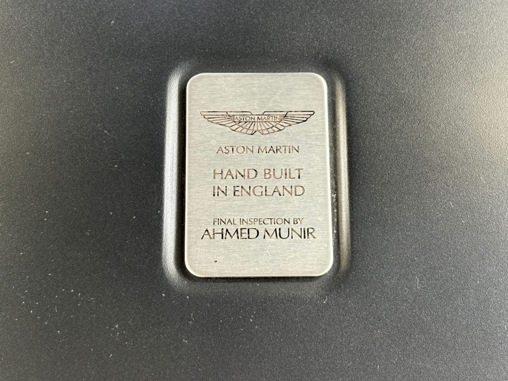 ASTON MARTIN HAND BUILT IN ENGLAND プレート