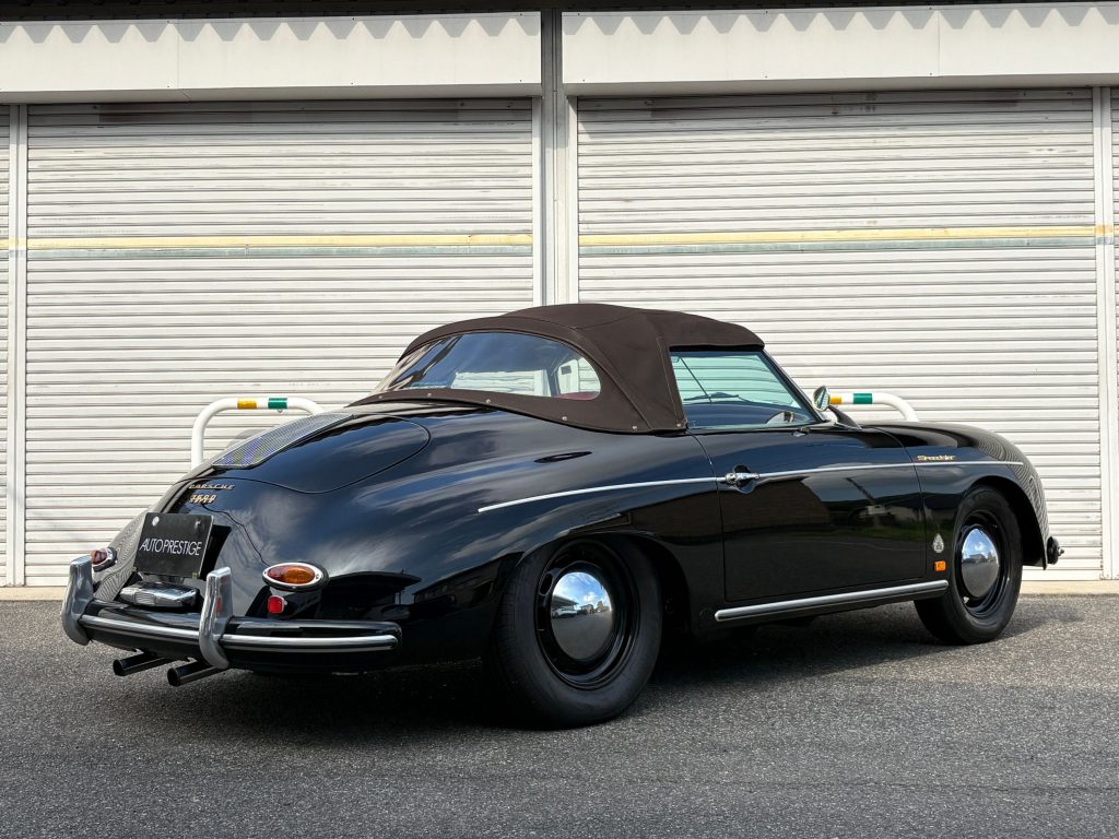 ソフトトップを閉じたインターメカニカ・ロードスター