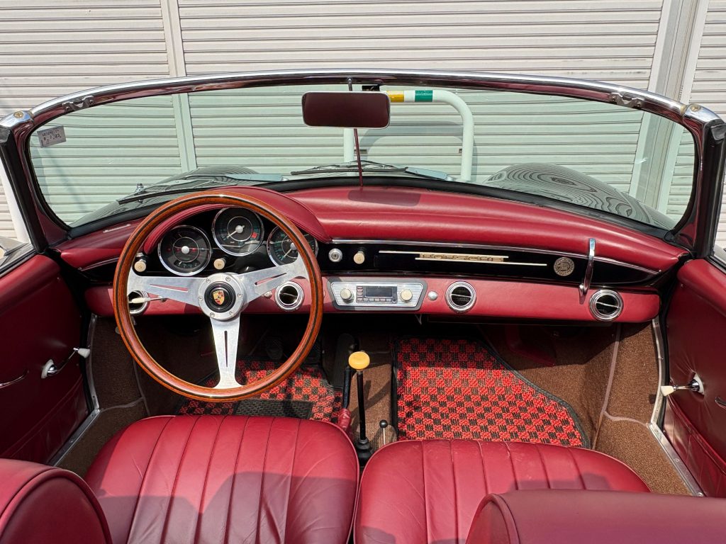 インターメカニカ・ロードスター レッドインテリア