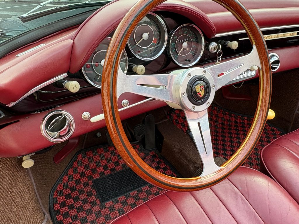 インターメカニカ・ロードスター 運転席