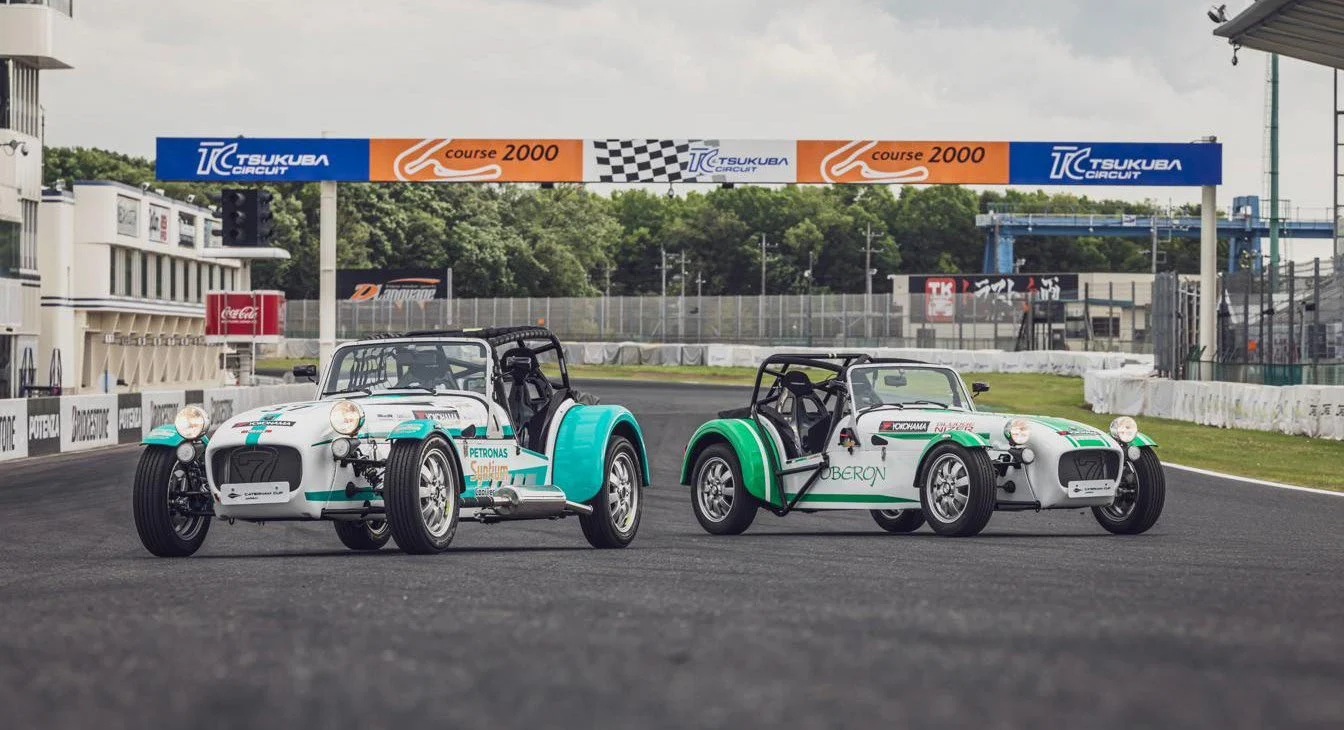 筑波サーキットのホームストレートに並ぶCATERHAM CUP JAPANの車両2台