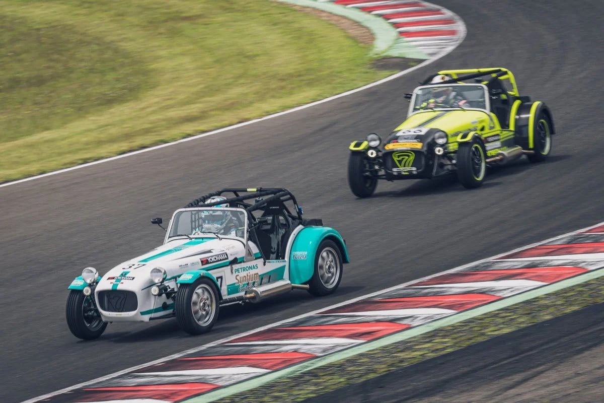 CATERHAM CUP JAPANの競技車両がサーキットを走行する様子