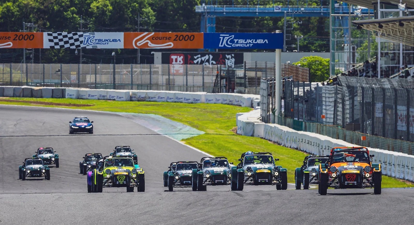 CATERHAM CUP JAPANでレースを走るセブンの集団